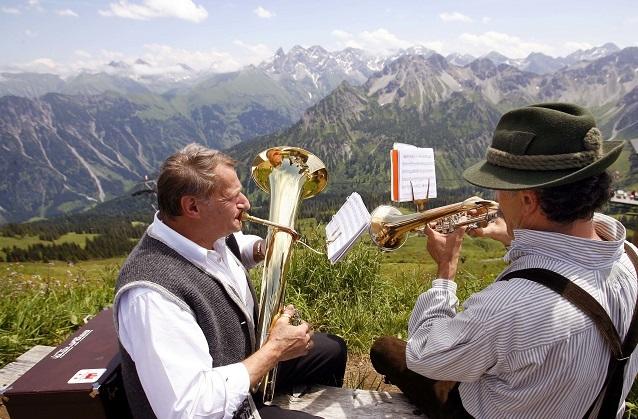 Das BR lädt ein zum „Musikantentreffen in Alpbach“.