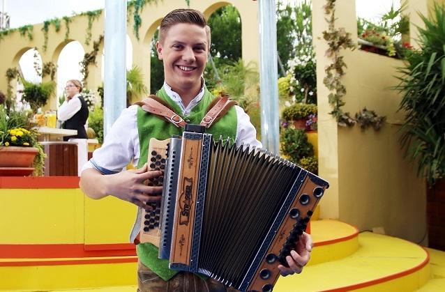 Ganze 62 % der Zuschauer stimmten für Johannes ab. Johannes Weindl wurde von Stefan Mross zum neuen „Sommerhitkönig“ gekrönt.