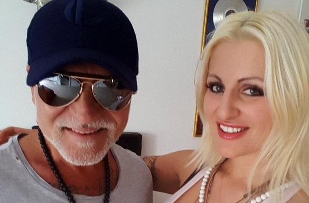 Bei der hübschen Blondine an Nino Seite handelt es sich um seine Tourkollegin Jenny van Bree. Nino de Angelo ist offenbar frisch verliebt.