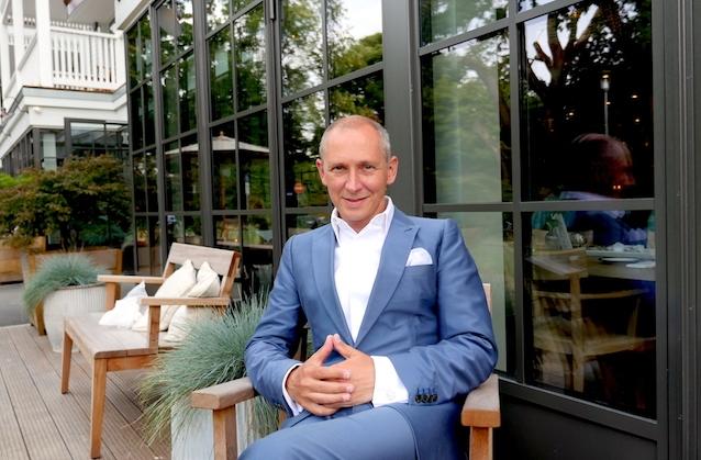 Helmut Lotti vor seinem Hotel am Timmendorfer Strand.