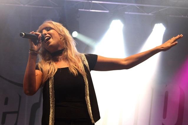 Auf der Bühne zeigt sie, was sie kann: Annemarie Eilfeld. Annemarie Eilfeld