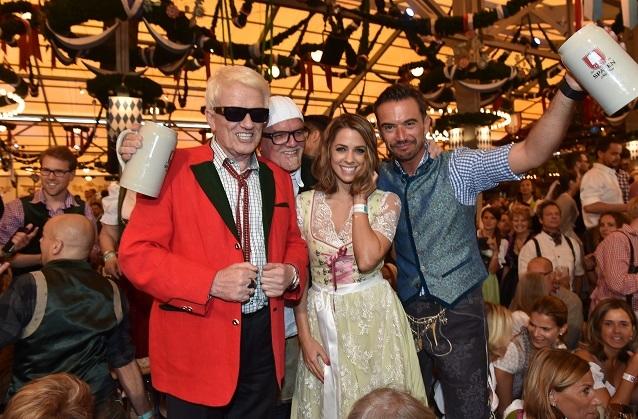 Im Jahr 2016 tanzten Florian Silbereisen, DJ Ötzi, Vanessa Mai und Heino gemeinsam auf einer Bierbank. Schlager-Stars Oktoberfest