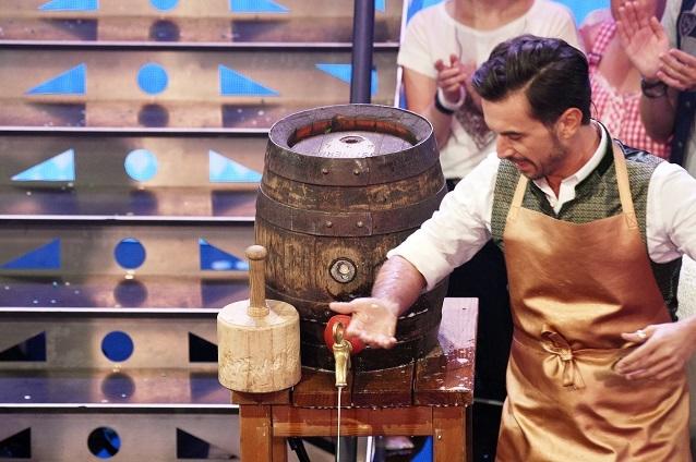 In der TV-Show „Dindl! Ferig! Los!“ öffnet Florian Silbereisen ein Fass Bier. Florian Silbereisen Oktoberfest 2017