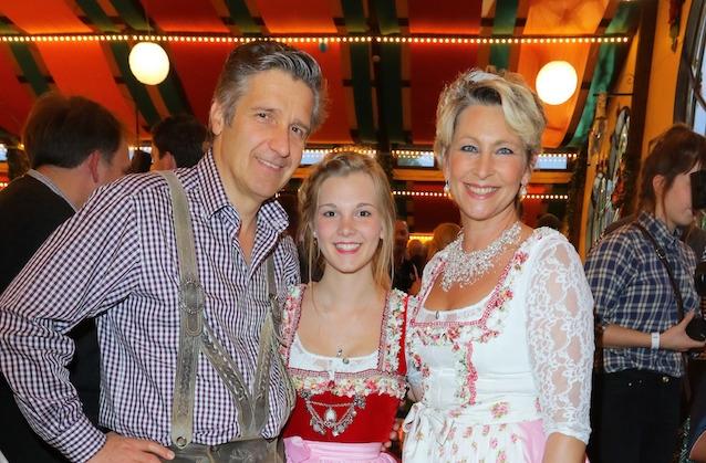 Claudia Jung, ihr Mann Hans Singer und Tochter Hanna auf dem Oktoberfest 2017.