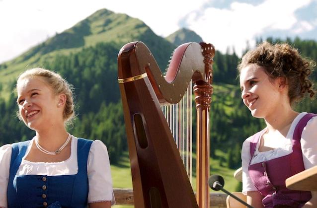 Bayerisches Fernsehen „ZSAMMGSPUIT IN OSTTIROL“, am Sonntag (01.10.17) um 20:15 Uhr. Das Harfenduo Außerlechner-Strasser.