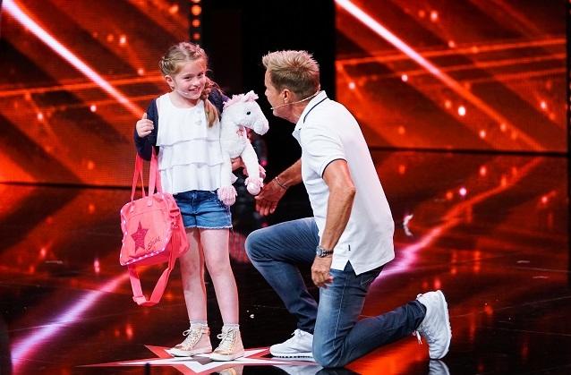 Nach dem Auftritt überraschte Vanessa Mai die kleine Valentina. Vanessa Mai Valentina Supertalent
