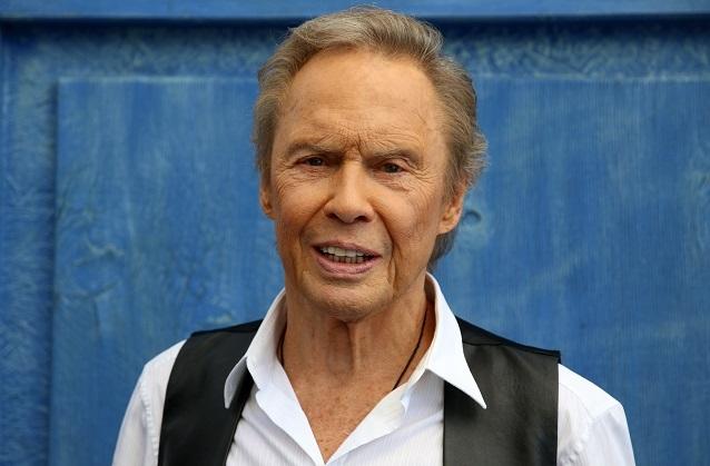 Doch der Musiker gab zunächst nicht auf, spielte tapfer weiter! Sänger Peter Kraus brach sich bei einer ARD-Show die rechte Schulter