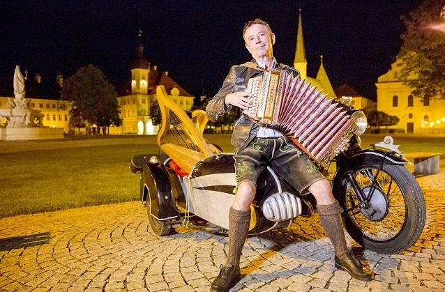 Die erste Station seiner Reise ist Altötting. Stofferl Well erkundet in seiner BR-Sendung diesmal Altötting.