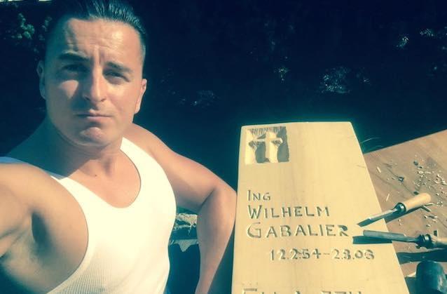 Andreas Gabalier mit dem Grabstein für seine Lieben. Andreas Gabalier mit dem Grabstein für seine Lieben.