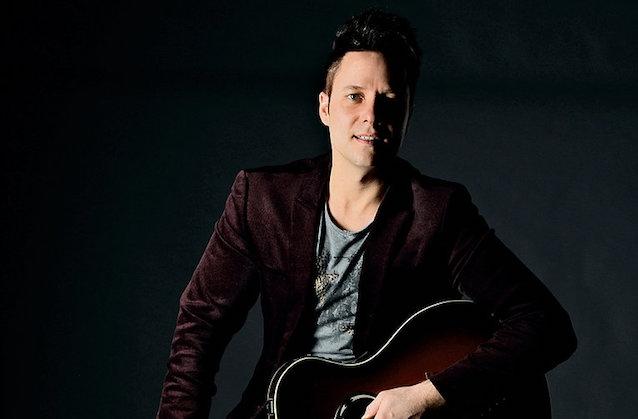 Mirco Clapier singt die Pop-Ballade: „Ich träum“. Mirco Clapier singt die Pop-Ballade: „Ich träum“.
