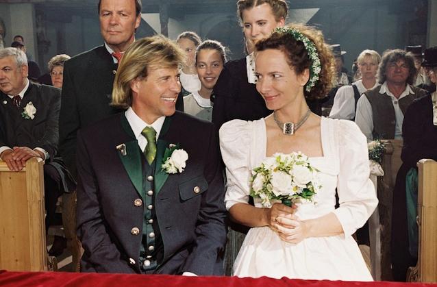 Hansi (Hansi Hinterseer) und seine Braut Regina Brunner (Karina Thayenthal) feiern eine Traumhochzeit.