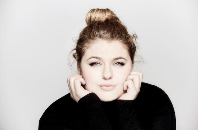 Sängerin Alina veröffentlicht ihr Debüt-Album mit 16 ergreifenden Songs. Sängerin Alina veröffentlicht ihr Debüt-Album.