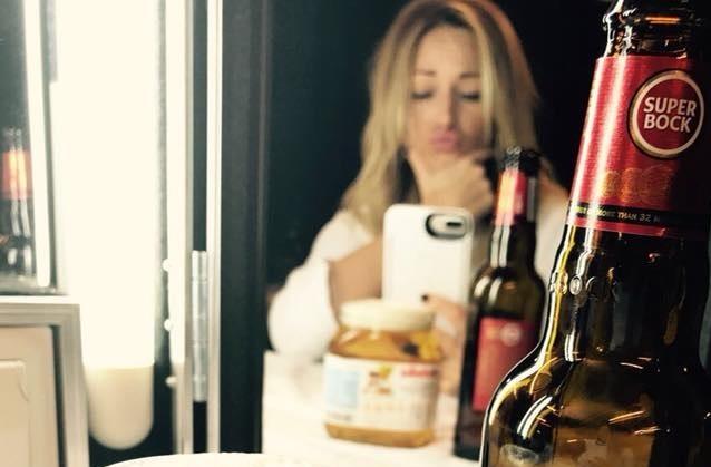 Mit einem großen Augenzwinkern postete die Sängerin ein Bild von ihrem etwas anderen Frühstück. In Zürich gab es bei Helene Fischer Bier zum Frühstück.