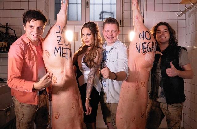 Mett dabei ist auch Gina-Lisa Lohfink. Die Dorfrocker präsentieren ihr neues Video zum Song „Mettbrötchen“.