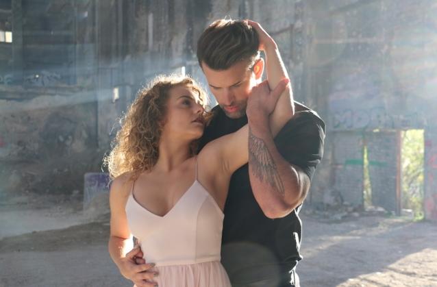 Jay Khan und Tessa Altmann in „Sie steht auf Dirty Dancing“.