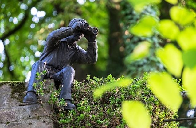 Wie ein Jäger ans Wild pirscht sich ein Stalker an sein Opfer heran. Wie ein Jäger ans Wild pirscht sich ein Stalker an sein Opfer heran.