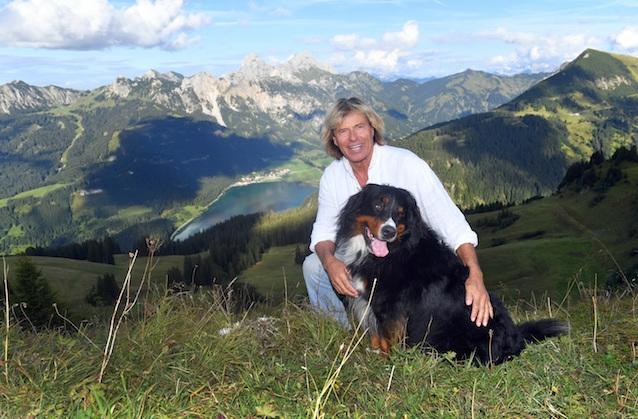 Hansi Hinterseer mit seinem Berner Sennenhund Ustin.