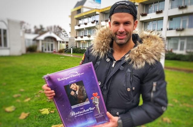 Jay Khan präsentiert stolz seine offizielle SchlagerPlanet-Botschafter-Urkunde. Jay Khan präsentiert stolz seine offizielle SchlagerPlanet-Botschafter-Urkunde.