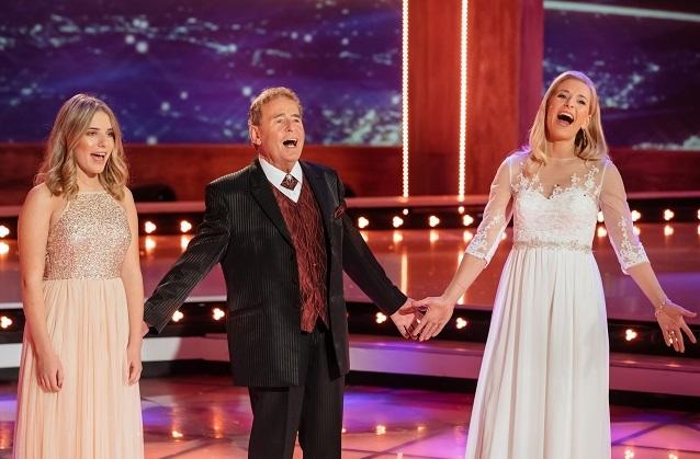 Ihre Mutter Stefanie Hertel und Opa Eberhard unterstützen sie stimmgewaltig. Johanna Hertel singt in der „Großen Show der Weihnachtslieder“ zum ersten Mal im TV.