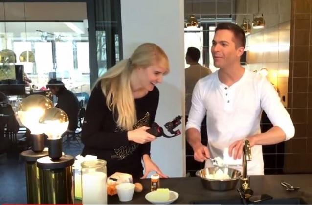 In einer neuen Folge der „Schlagerköche“ wird nach einem Rezept von Vincent Gross' Uroma gekocht. Anika Reichel und Julian David sind die „Schlagerköche“.