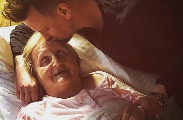 Ben Zucker im Krankenhaus bei seiner Oma. Ben Zucker im Krankenhaus bei seiner Oma.