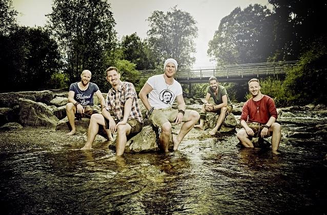 Die Sänger von voXXclub gehen auch privat gerne einmal nacktbaden. Der Nackt-Kalender von voXXclub ist in der Fanbox ihrer neuen CD enthalten.