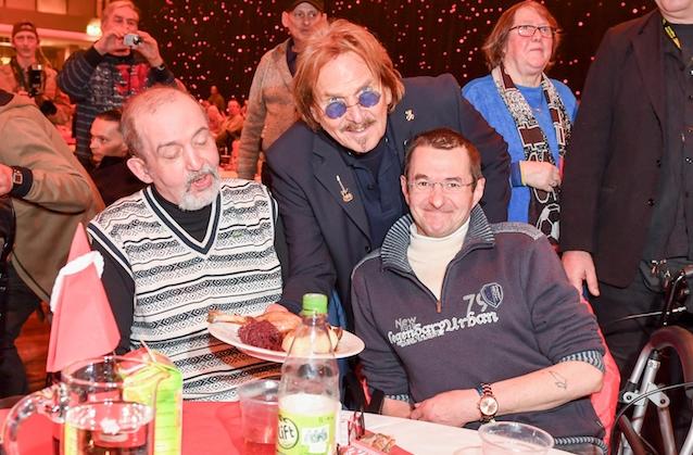 Im Berliner Estrel Hotel an der Sonnenallee veranstaltete Frank Zander sein traditionelles Weihnachtsessen für Obdachlose. Frank Zander bedient selbst bei seinem traditionellen Weihnachtsessen in Berlin.