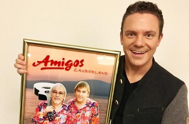 Es ist bereits die zweite goldene Amigos-Platte, die Stefan sein eigen nennen darf. Die Amigos machten Stefan Mross ein tolles Geschenk.