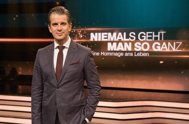 „Niemals geht man so ganz – Eine Hommage an das Leben“ strahlt das ZDF am 28. Dezember 2017 aus. Markus Lanz