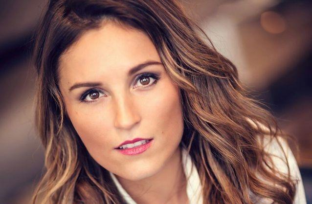 Sarah Schiffer zündet mit ihrer neuen Single ein Schlager-Feuerwerk. Sarah Schiffer zündet mit ihrer neuen Single ein Schlager-Feuerwerk.