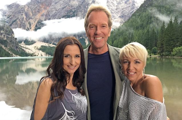 Anita & Alexandra Hofmann mit dem Moderator Markus Brock. Anita und Alexandra Hofmann zeigen Moderator Markus Brock ihre zweite Heimal Südtirol, wie den Pragser Wildsee.