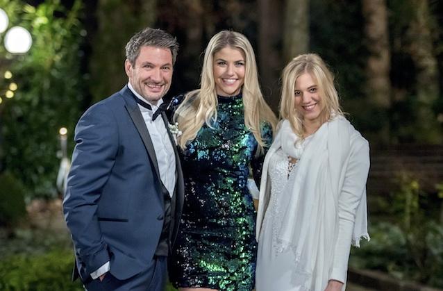 Christoph Saalfeld (Dieter Bach, l.) engagiert die Sängerin Beatrice Egli (M.) als Überraschung für seine Braut Alicia Lindbergh (Larissa Marolt, r.) - denn zu ihrem Lied haben die beiden zum ersten Mal getanzt. Christoph Saalfeld (Dieter Bach, l.) engagiert die Sängerin Beatrice Egli (M.) als Überraschung für seine Braut Alicia Lindbe