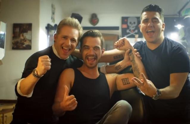 Für den Videodreh ging es ins Tattoo-Studio. Die neue KLUBBB3-Single „Ein Tattoo für die Ewigkeit“ geht definitiv unter de Haut.