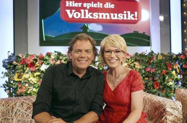 Andrea Ballschuh und Hubert Trenkwalder präsentieren am Sonntag „Hier spielt die Volksmusik!“.