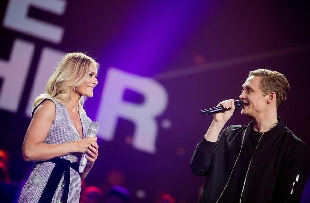 Mit ihrem Duett sorgten sie in der Halle für Gänsehaut pur. Matthias Schweighöfer und Helene Fischer bei ihrem gemeinsamen Auftritt 2017.