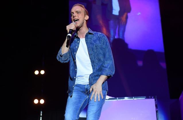 Sandro auf der Bühne der König-Pilsener-Arena in Oberhausen bei einem Konzert von „Fantasy“. Sandro auf der Bühne.