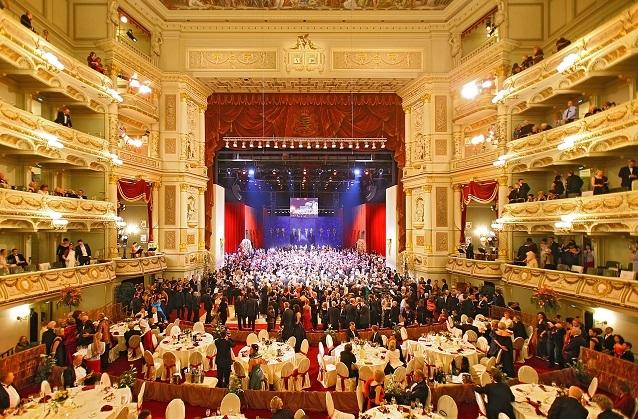André Rieu präsentiert heute Abend im MDR Fernsehen um 23:50 Uhr den „Semperopernball 2018“. André Rieu