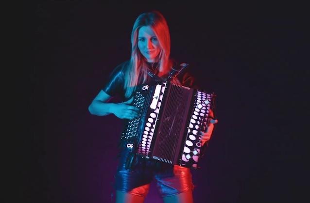 Melissa Naschenweng und ihre leuchtende Harmonika. Melissa Naschenweng und ihre leuchtende Harmonika.