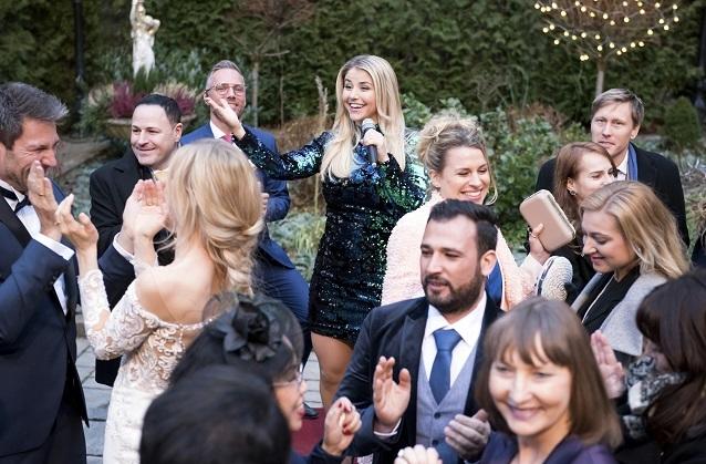 Insgesamt war Beatrice Egli in drei Folgen der Soap zu sehen. Beatrice Egli präsentierte in „Sturm der Liebe“ ihren neuen Song „Mein ein und alles“.