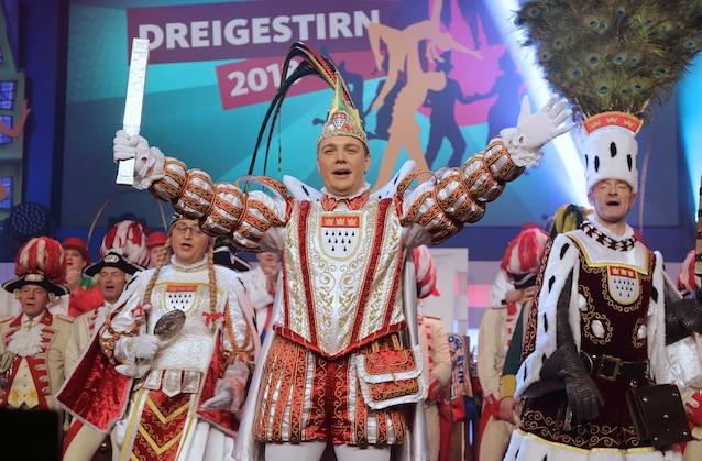 Das Kölner Dreigestirn der Session 2018 mit Jungfrau Emma, Prinz Michael der II. (Michael Gerhold) und Bauer Christoph (Chris