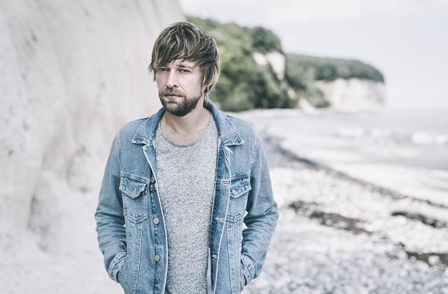 Liedermacher, Pop-Poet und Geschichtenerzähler: All das ist Johannes Falk. Johannes Falk veröffentlicht sein neues Album „Von Mücken und Elefanten“.