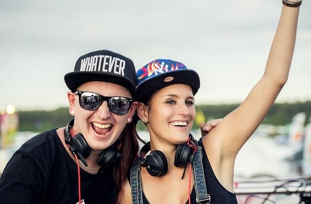 Die DJs packen alte Klassiker in ein neues, interessantes Sound-Gewand. Anstandslos und Durchgeknallt machen den Schlager für eine Nacht im Club zurecht.