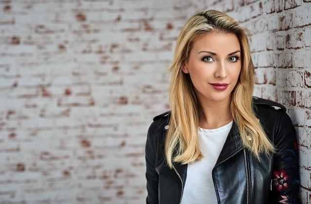 Das Album „Liebe passiert“ erscheint am 13. April 2018. Mit der Single „Alles oder nichts“ steigert Anna-Carina Woitschack die Vorfreude auf ihr neues Album.