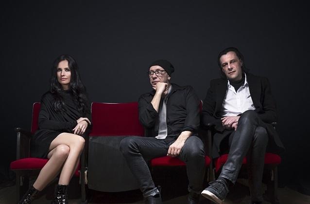Sängerin Jana Groß, Bassist Hendrik Röder und Gitarrist Andy Birr sind seit 24 Jahren eine Band. „Bell, Book & Candle“ veröffentlichen ihr erstes Album auf Deutsch.