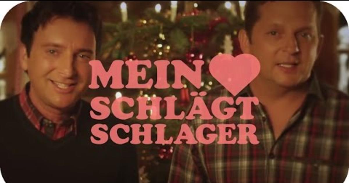 Ein weiÃŸes Schloss, das in den Bergen steht