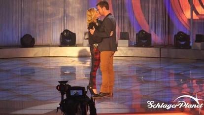 Helene Fischer und Florian Silbereisen küssen sich liebevoll auf der Bühne.