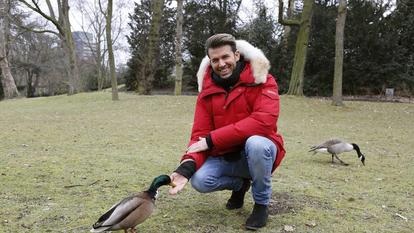 Keine Angst: Tierfreund Jay Khan lässt einen Schwan aus seiner Hand futtern.