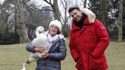 Jay Khan und Margarete Bonmariage im Düsseldorfer Hofgarten.