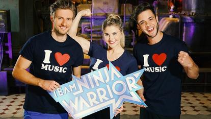 Jörn Schlönvoigt, Beatrice Egli und Luca Hänni bilden bei "Team Ninja Warrior" das Team "Chartstürmer".