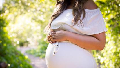 Schick anziehen trotz Babybauch? Das ist kein Problem.